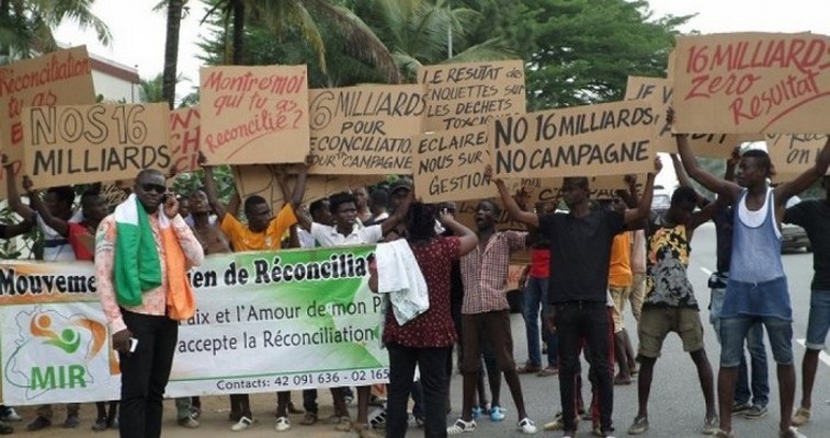 Côte d’Ivoire: Des jeunes réclament des comptes à Charles Konan Banny