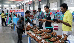 Des ouvriers de la société de fabrication de chaussures "Huajian"