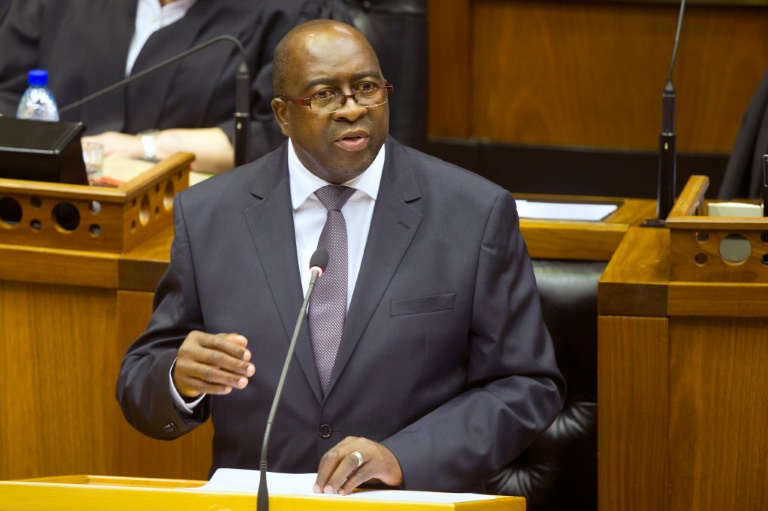 Le limogeage du ministre sud-africain des finances suscite un large débat