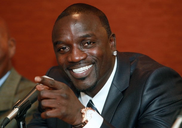 L’Artiste Akon inaugure à Bamako une usine d’assemblage de lampadaires solaires