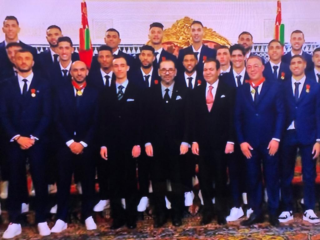 Le Roi Mohammed VI reçoit et décore les membres de l’Équipe Nationale à leur retour du Qatar