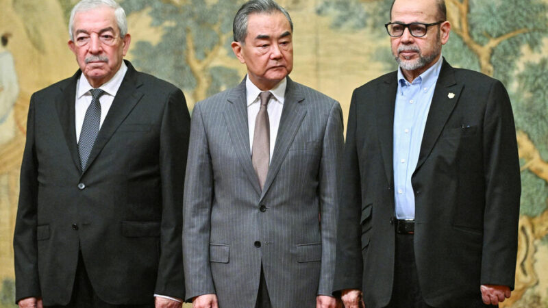 Le ministre chinois des AE rencontre le chef de la délégation du Fatah