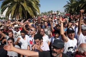 630177_des-tunisiens-protestent-contre-le-gouvernement-le-27-juillet-2013-a-tunis