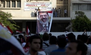 Des-partisans-des-Frers-musulmans-deploient-un-portrait-du-president-egyptien-dechu-Mohamed-Morsi-le-7-juillet-2013-au-Caire_univers-grande